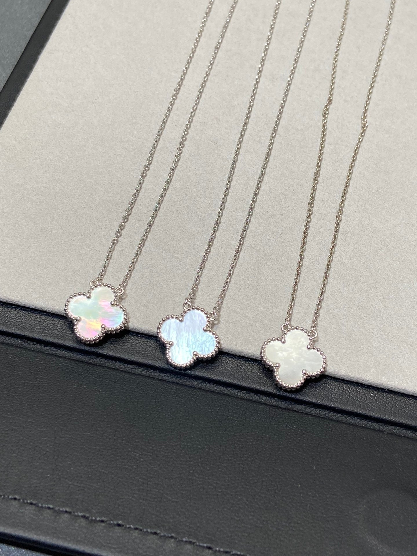 VCA CLOVER MEDIUM SILVER WHITE MOP NECKLACE