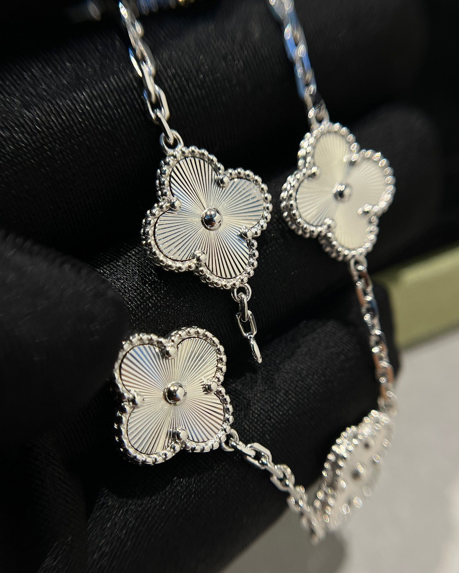 VCA CLOVER 5 MOTIF LASER BRACELET COLLECTION